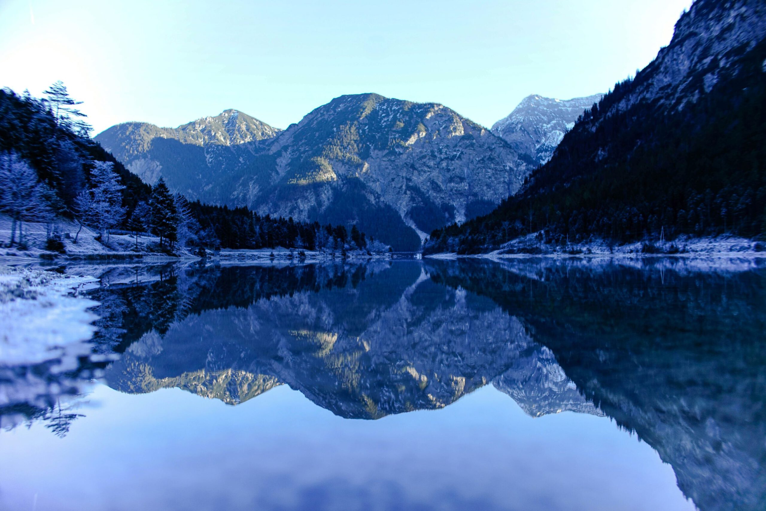 Berg, der sich im See spiegelt, bläulich, Winter