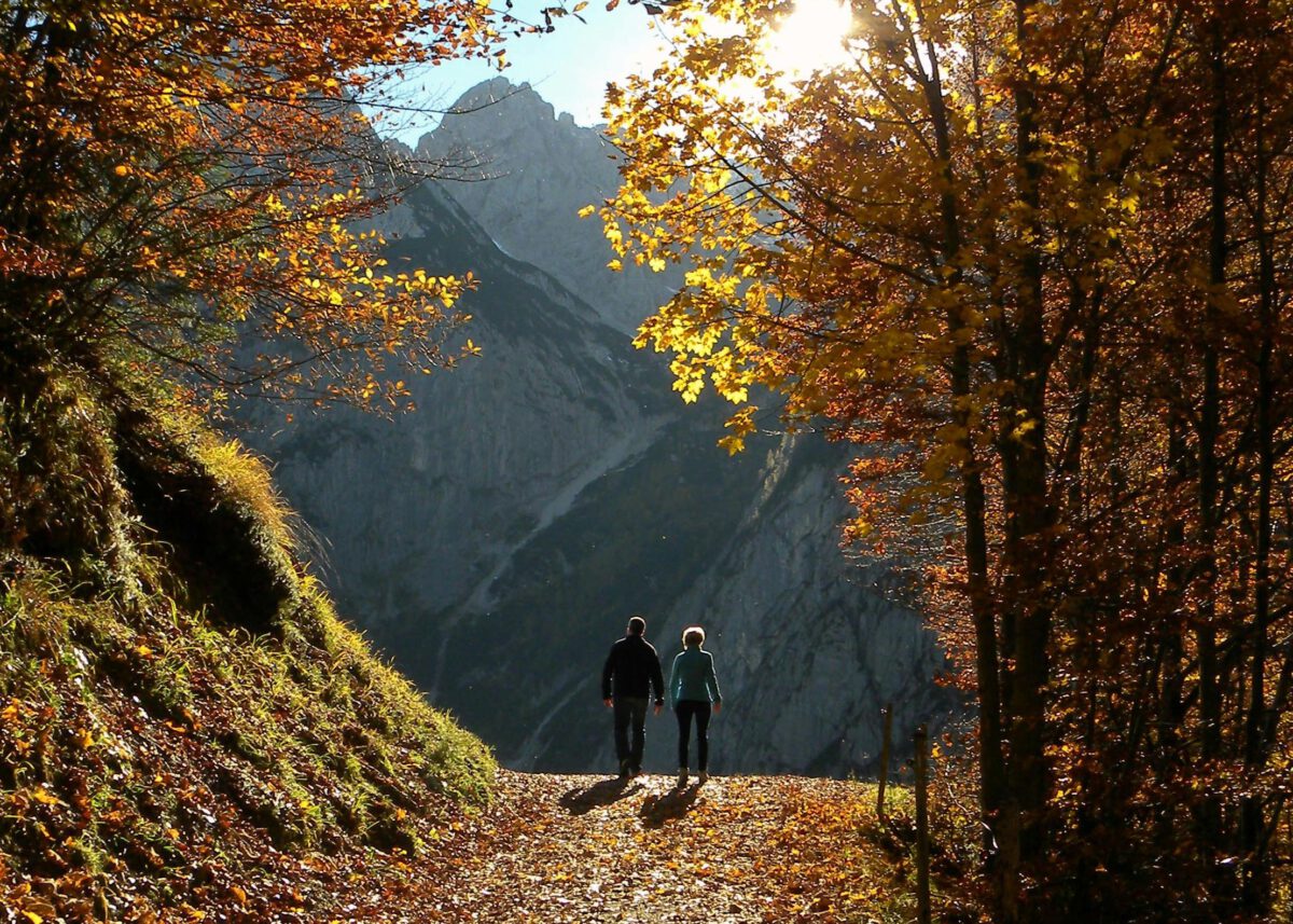 Mann und Frau auf Wanderweg im Gebirge