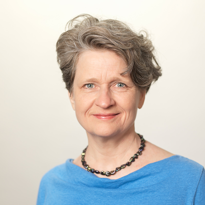 Susanne Nieder, Portrait Foto mit blauem Pullover und Halskette
